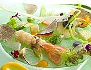 写真:自家菜園野菜・戸田産赤座海老・地磯鮑のサラダ